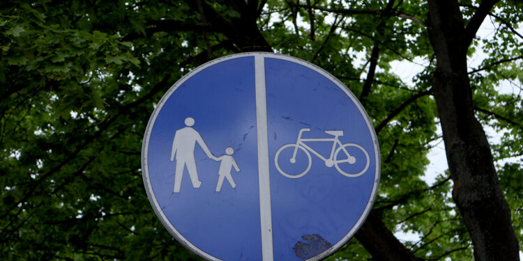 rower ścieżka rowerowa znak rowerzyści rowerzysta / Fot. Adrian Dróżdż – Radio Kielce