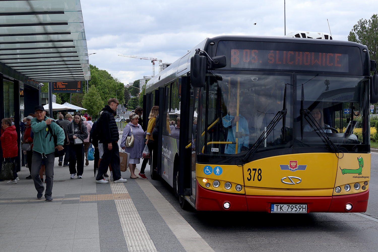 Panie za kółkiem miejskich autobusów. Jeżdżą płynnie, łagodzą konflikty