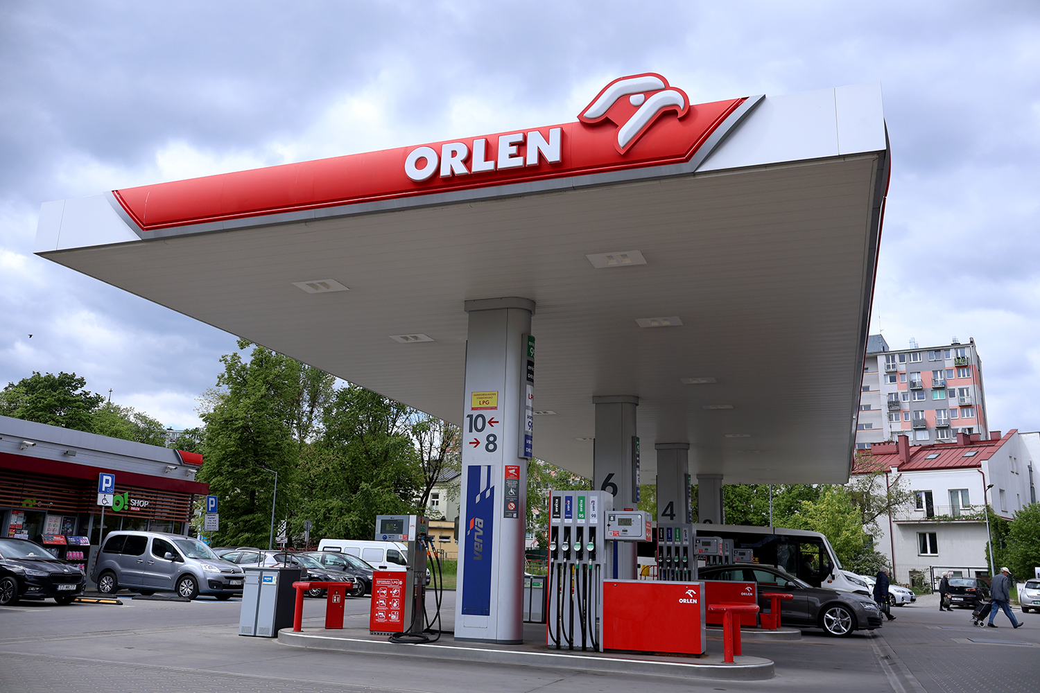 Paliwa przez cały czas tanieją