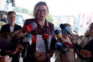 14.05.2025. Kielce. Podpisanie umowy na produkcję i dostawę elektrycznych autobusów oraz stacji ładowania. Na zdjęciu (w środku): Barbara Damian - dyrektor Zarządu Transportu Miejskiego w Kielcach / Fot. Adrian Dróżdż – Radio Kielce