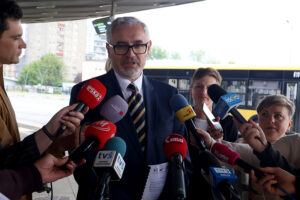 14.05.2025. Kielce. Podpisanie umowy na produkcję i dostawę elektrycznych autobusów oraz stacji ładowania. Na zdjęciu (w środku): Krzysztof Musiał - dyrektor sprzedażowy Solaris Bus & Coach