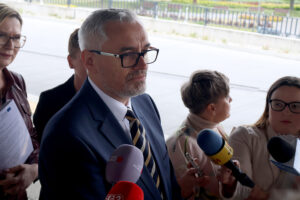 14.05.2025. Kielce. Podpisanie umowy na produkcję i dostawę elektrycznych autobusów oraz stacji ładowania. Na zdjęciu (w środku): Krzysztof Musiał - dyrektor sprzedażowy Solaris Bus & Coach