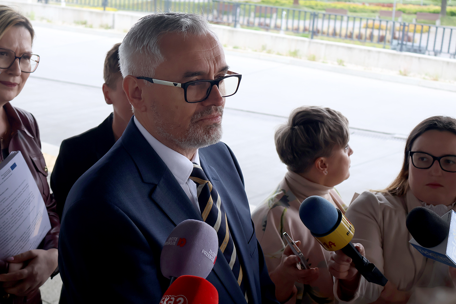 Ważny krok w kierunku elektrycznych autobusów w Kielcach - Radio Kielce 14.05.2025. Kielce. Podpisanie umowy na produkcję i dostawę elektrycznych autobusów oraz stacji ładowania. Na zdjęciu (w środku): Krzysztof Musiał - dyrektor sprzedażowy Solaris Bus & Coach