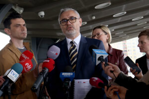 14.05.2025. Kielce. Podpisanie umowy na produkcję i dostawę elektrycznych autobusów oraz stacji ładowania. Na zdjęciu (w środku): Krzysztof Musiał - dyrektor sprzedażowy Solaris Bus & Coach