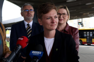 14.05.2025. Kielce. Podpisanie umowy na produkcję i dostawę elektrycznych autobusów oraz stacji ładowania. Na zdjęciu (od lewej): Krzysztof Musiał - dyrektor sprzedażowy Solaris Bus & Coach, Agata Wojda - prezydent Kielc, Barbara Damian - dyrektor Zarządu Transportu Miejskiego w Kielcach / Fot. Adrian Dróżdż – Radio Kielce