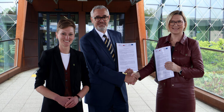 14.05.2025. Kielce. Podpisanie umowy na produkcję i dostawę elektrycznych autobusów oraz stacji ładowania. Na zdjęciu (od lewej): Agata Wojda - prezydent Kielc, Krzysztof Musiał - dyrektor sprzedażowy Solaris Bus & Coach, Barbara Damian - dyrektor Zarządu Transportu Miejskiego w Kielcach / Fot. Adrian Dróżdż – Radio Kielce