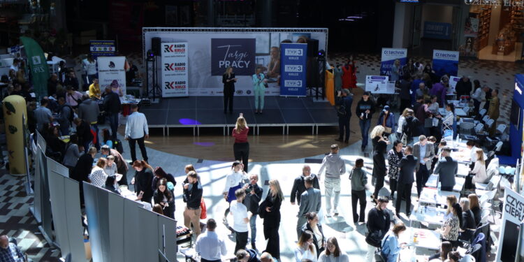 20.05.2025. Kielce. Galeria Korona . Targi pracy / Fot. Adrian Dróżdz - Radio Kielce