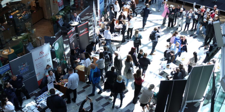20.05.2025. Kielce. Galeria Korona . Targi pracy / Fot. Adrian Dróżdz - Radio Kielce
