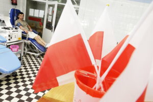 Za dar krwi otrzymali biało-czerwone flagi - Radio Kielce