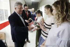Za dar krwi otrzymali biało-czerwone flagi - Radio Kielce