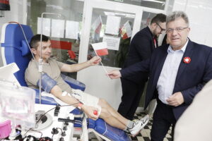 Za dar krwi otrzymali biało-czerwone flagi - Radio Kielce