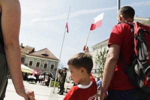 Biel i czerwień dumnie powiewają nad Kielcami