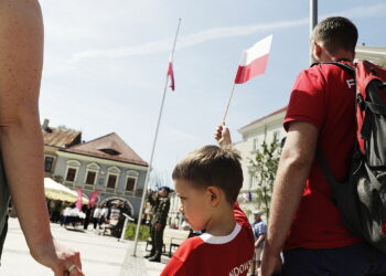 Biel i czerwień dumnie powiewają nad Kielcami
