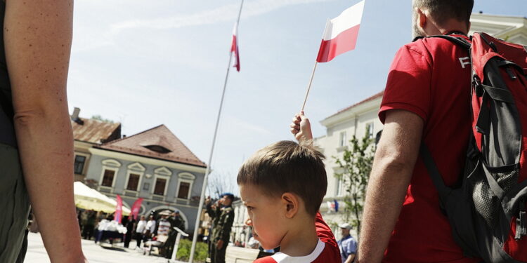 Biel i czerwień dumnie powiewają nad Kielcami