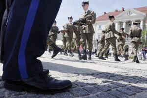 Biel i czerwień dumnie powiewają nad Kielcami - Radio Kielce
