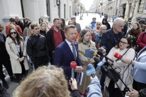 05.05.2025. Kielce. konferencja przed siedzibą Teatru im. Stefana Żeromskiego / Fot. Jarosław Kubalski - Radio Kielce