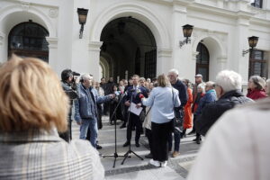05.05.2025. Kielce. konferencja przed siedzibą Teatru im. Stefana Żeromskiego / Fot. Jarosław Kubalski - Radio Kielce