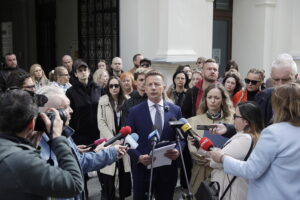 05.05.2025. Kielce. konferencja przed siedzibą Teatru im. Stefana Żeromskiego / Fot. Jarosław Kubalski - Radio Kielce