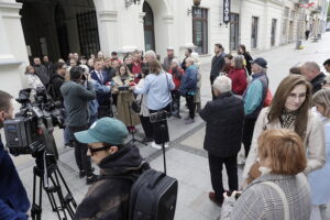 05.05.2025. Kielce. konferencja przed siedzibą Teatru im. Stefana Żeromskiego / Fot. Jarosław Kubalski - Radio Kielce