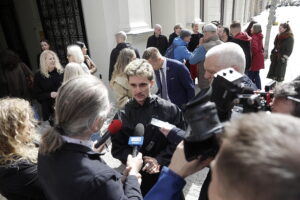 05.05.2025. Kielce. konferencja przed siedzibą Teatru im. Stefana Żeromskiego / Fot. Jarosław Kubalski - Radio Kielce
