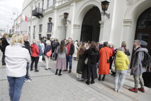 05.05.2025. Kielce. konferencja przed siedzibą Teatru im. Stefana Żeromskiego / Fot. Jarosław Kubalski - Radio Kielce