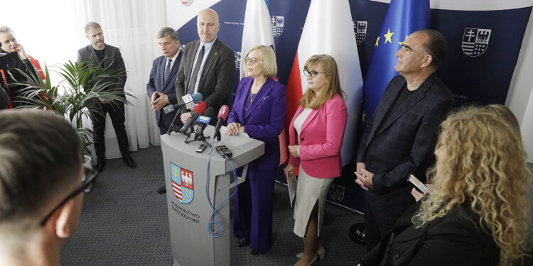 05.05.2025. Kielce. Urząd Marszałkowski Województwa Świętokrzyskiego. Briefing prasowy dot. sprawy konkursu na dyrektora Teatru im. Stefana Żeromskiego w Kielcach / Fot. Jarosław Kubalski - Radio Kielce