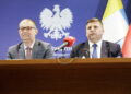 08.05.2025. Kielce. Świętokrzyski Urząd Wojewódzki w Kielcach. Konferencja prasowa. Na zdjęciu (od lewej): Robert Wzorek - dyrektor Wydziału Infrastruktury i Rozwoju Świętokrzyskiego Urzędu Wojewódzkiego, Michał Skotnicki - wicewojewoda świętokrzyski / Fot. Jarosław Kubalski - Radio Kielce