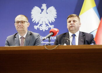 08.05.2025. Kielce. Świętokrzyski Urząd Wojewódzki w Kielcach. Konferencja prasowa. Na zdjęciu (od lewej): Robert Wzorek - dyrektor Wydziału Infrastruktury i Rozwoju Świętokrzyskiego Urzędu Wojewódzkiego, Michał Skotnicki - wicewojewoda świętokrzyski / Fot. Jarosław Kubalski - Radio Kielce