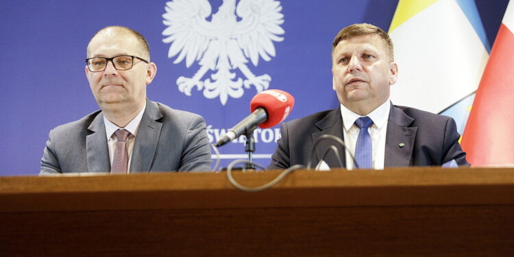 08.05.2025. Kielce. Świętokrzyski Urząd Wojewódzki w Kielcach. Konferencja prasowa. Na zdjęciu (od lewej): Robert Wzorek - dyrektor Wydziału Infrastruktury i Rozwoju Świętokrzyskiego Urzędu Wojewódzkiego, Michał Skotnicki - wicewojewoda świętokrzyski / Fot. Jarosław Kubalski - Radio Kielce
