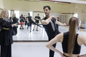Czas wyfrunąć z gniazda. Kielecki Teatr Tańca podejmuje temat dorastania - Radio Kielce