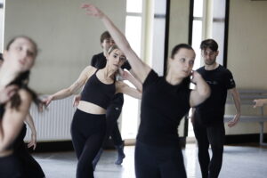 Czas wyfrunąć z gniazda. Kielecki Teatr Tańca podejmuje temat dorastania - Radio Kielce