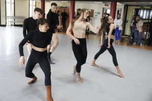 Czas wyfrunąć z gniazda. Kielecki Teatr Tańca podejmuje temat dorastania - Radio Kielce