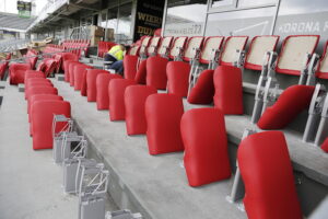 Stadion w nowej odsłonie. Trwa wymiana foteli - Radio Kielce