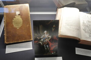 15.05.2025. Kielce. Wojewódzka Biblioteka Publiczna im. Witolda Gombrowicza w Kielcach. Prezentacja wiernej kopii Konstytucji 3 Maja / Fot. Jarosław Kubalski - Radio Kielce