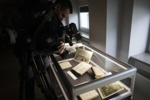 15.05.2025. Kielce. Wojewódzka Biblioteka Publiczna im. Witolda Gombrowicza w Kielcach. Prezentacja wiernej kopii Konstytucji 3 Maja / Fot. Jarosław Kubalski - Radio Kielce
