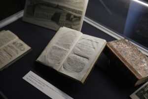 15.05.2025. Kielce. Wojewódzka Biblioteka Publiczna im. Witolda Gombrowicza w Kielcach. Prezentacja wiernej kopii Konstytucji 3 Maja / Fot. Jarosław Kubalski - Radio Kielce