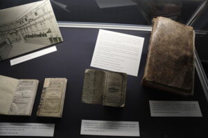 15.05.2025. Kielce. Wojewódzka Biblioteka Publiczna im. Witolda Gombrowicza w Kielcach. Prezentacja wiernej kopii Konstytucji 3 Maja / Fot. Jarosław Kubalski - Radio Kielce