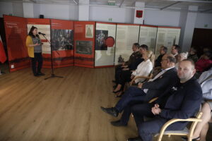 15.05.2025. Kielce. Wojewódzka Biblioteka Publiczna im. Witolda Gombrowicza w Kielcach. Prezentacja wiernej kopii Konstytucji 3 Maja / Fot. Jarosław Kubalski - Radio Kielce