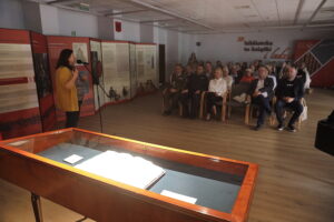 15.05.2025. Kielce. Wojewódzka Biblioteka Publiczna im. Witolda Gombrowicza w Kielcach. Prezentacja wiernej kopii Konstytucji 3 Maja / Fot. Jarosław Kubalski - Radio Kielce