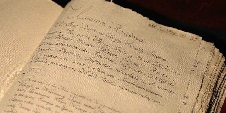 15.05.2025. Kielce. Wojewódzka Biblioteka Publiczna im. Witolda Gombrowicza w Kielcach. Prezentacja wiernej kopii Konstytucji 3 Maja / Fot. Jarosław Kubalski - Radio Kielce