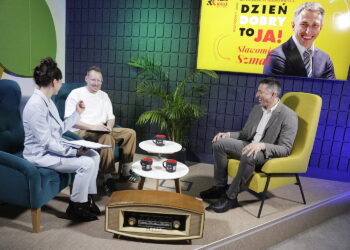 Audycja „Dzień Dobry, to Ja! Rozmowy inne niż wszystkie w Radiu Kielce” . Gościem audycji jest piłkarz ręczny, prezes Związku Piłki Ręcznej w Polsce Sławomir Szmal. Na zdjęciu od lewej Magdalena Galas-Klusek, Tomek Dudek i Sławomir Szmal / Fot. Jarosław Kubalski - Radio Kielce