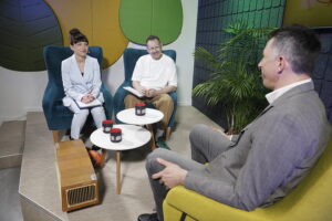Audycja „Dzień Dobry, to Ja! Rozmowy inne niż wszystkie w Radiu Kielce” . Gościem audycji jest piłkarz ręczny, prezes Związku Piłki Ręcznej w Polsce Sławomir Szmal. Na zdjęciu od lewej Magdalena Galas-Klusek, Tomek Dudek i Sławomir Szmal / Fot. Jarosław Kubalski - Radio Kielce