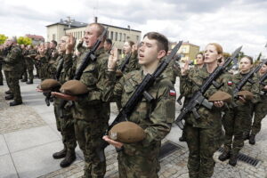 70 żołnierzy złożyło w Daleszycach przysięgę wojskową - Radio Kielce