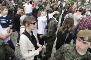 70 żołnierzy złożyło w Daleszycach przysięgę wojskową - Radio Kielce