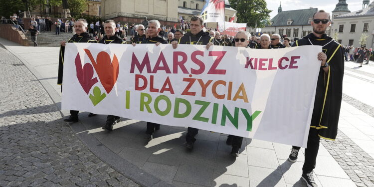 Marsz ulicami Kielc podkreślił znaczenie i wartość rodziny - Radio Kielce Fot. Jarosław Kubalski - Radio Kielce