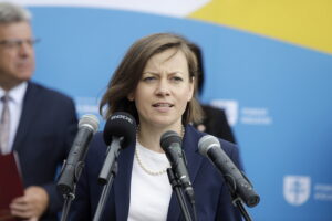 28.05.2025. Kielce. Konferencja prasowa w sprawie pilotażowego programu Ministerstwa Sprawiedliwości dotyczącego edukacji prawnej seniorów. Na zdjęciu: Zuzanna Rudzińska-Bluszcz - wiceminister sprawiedliwości / Fot. Jarosław Kubalski - Radio Kielce