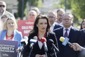 30.05.2025 Kielce. Konferencja prasowa z udziałem przedstawicieli Koalicji Obywatelskiej Polskiego Stronnictwa Ludowego, Polski 2050 i Lewicy. Przy mikrofonie minister do spraw polityki senioralnej Marzena Okła-Drewnowicz / Fot. Jarosław Kubalski - Radio Kielce