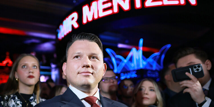 18.05.2025. Warszawa. Kandydat Konfederacji Sławomir Mentzen w swoim sztabie wyborczym / Fot. PAP - Leszek Szymański