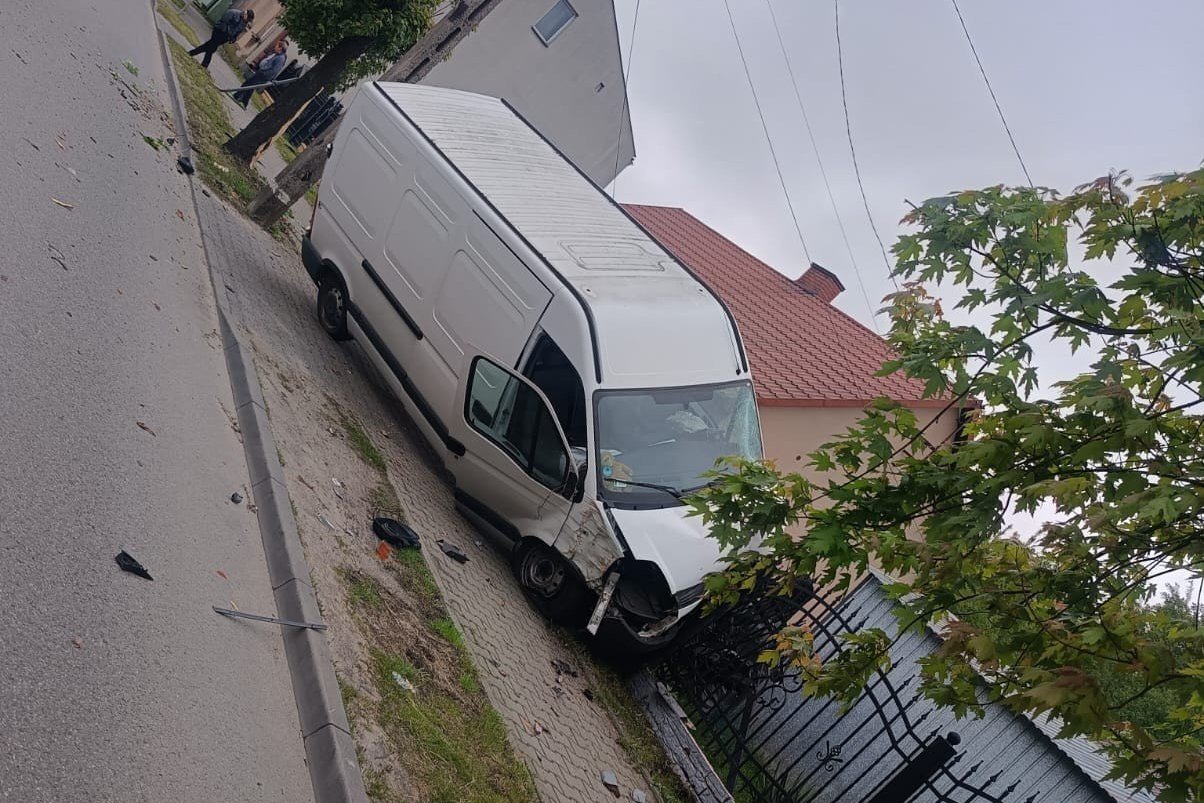 Zjechał z drogi i uderzył w ogrodzenie - Radio Kielce 20.05.2025. Skarżysko-Kamienna / Fot. policja