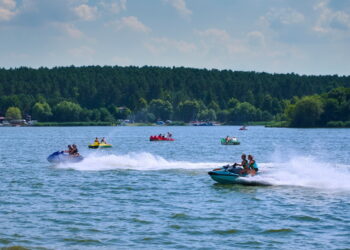 Motorówki podzieliły zalew, ale za to wieża widokowa nie